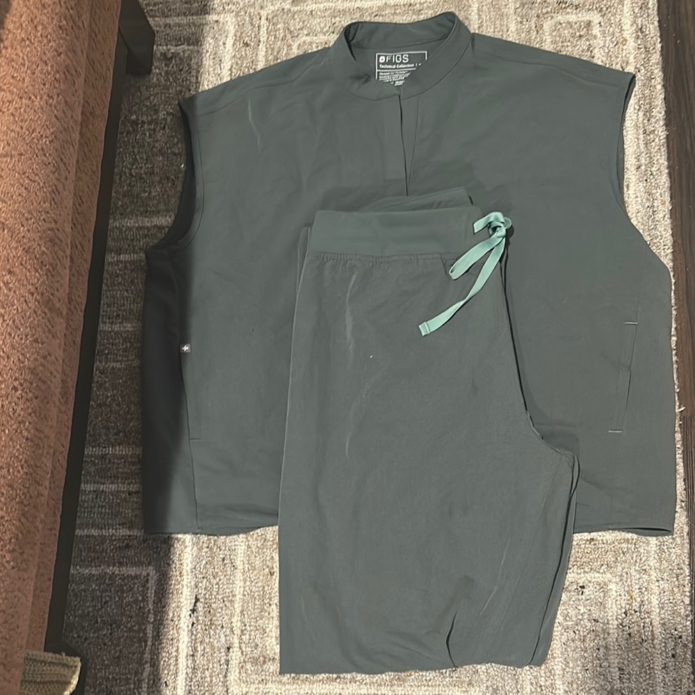 Figs MOSS Scrubs - SET (XL TOP, XXL BOTTOMS)